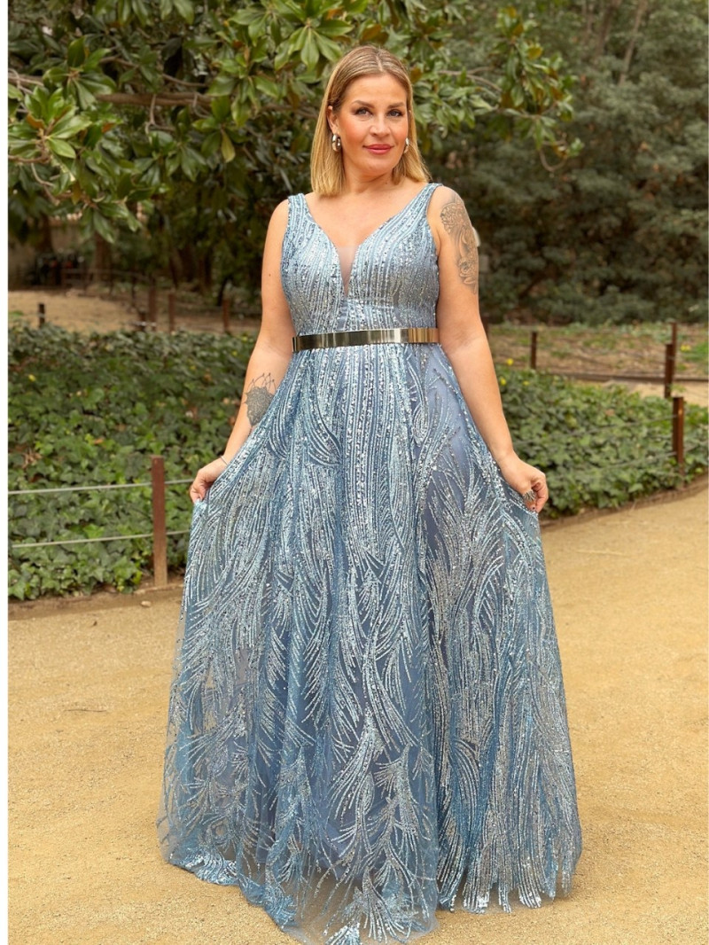Vestido de invitada talla grande azul plata completo frontal