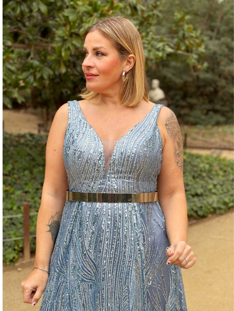 Vestido de invitada talla grande azul plata escote delantero