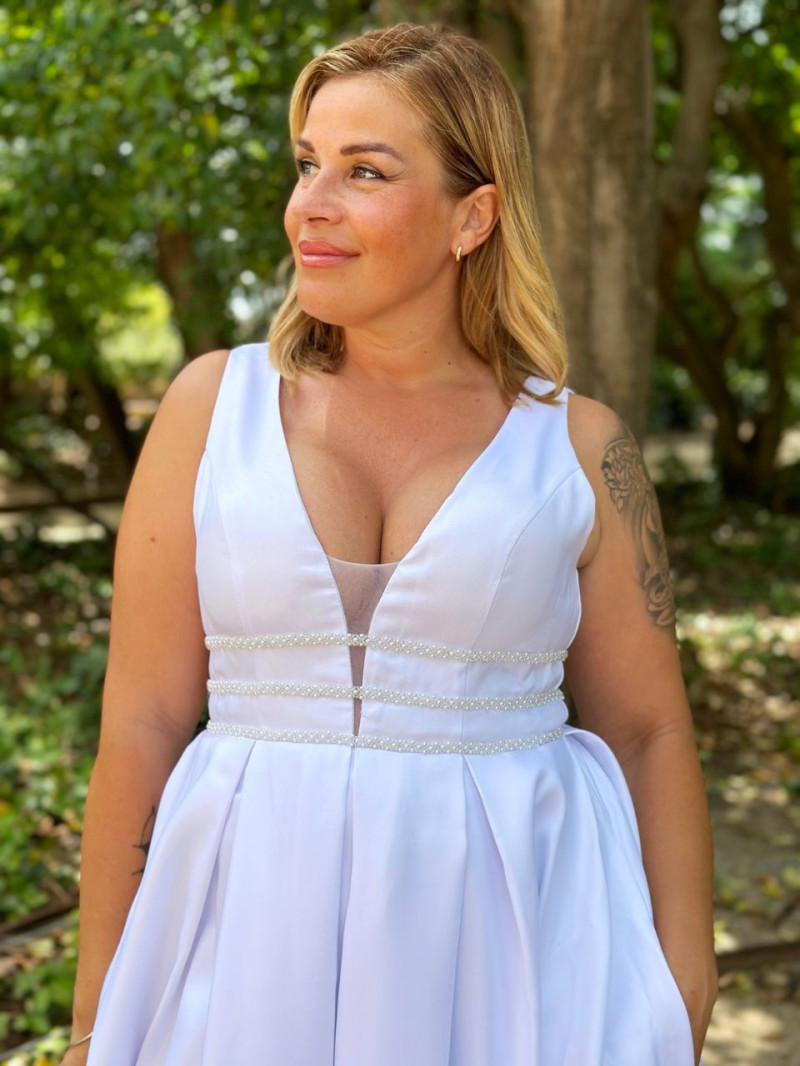 Escote profundo del vestido de novia Beth con tul invisible