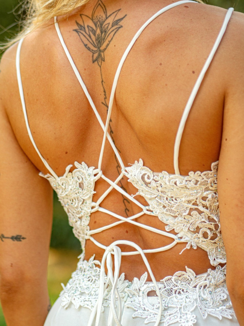 Espalda con cordones del vestido Gabriela