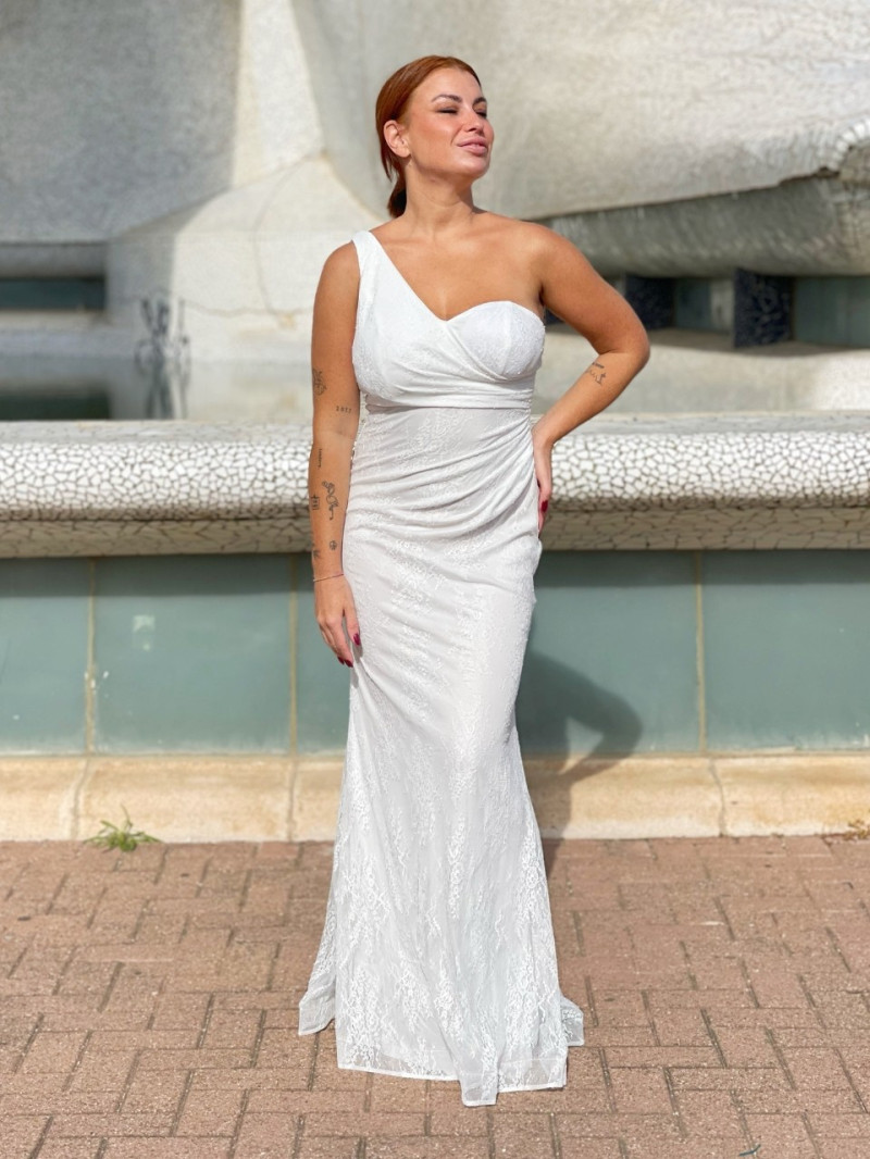Vestido de novia Nieves con escote asimétrico y corte entallado en encaje