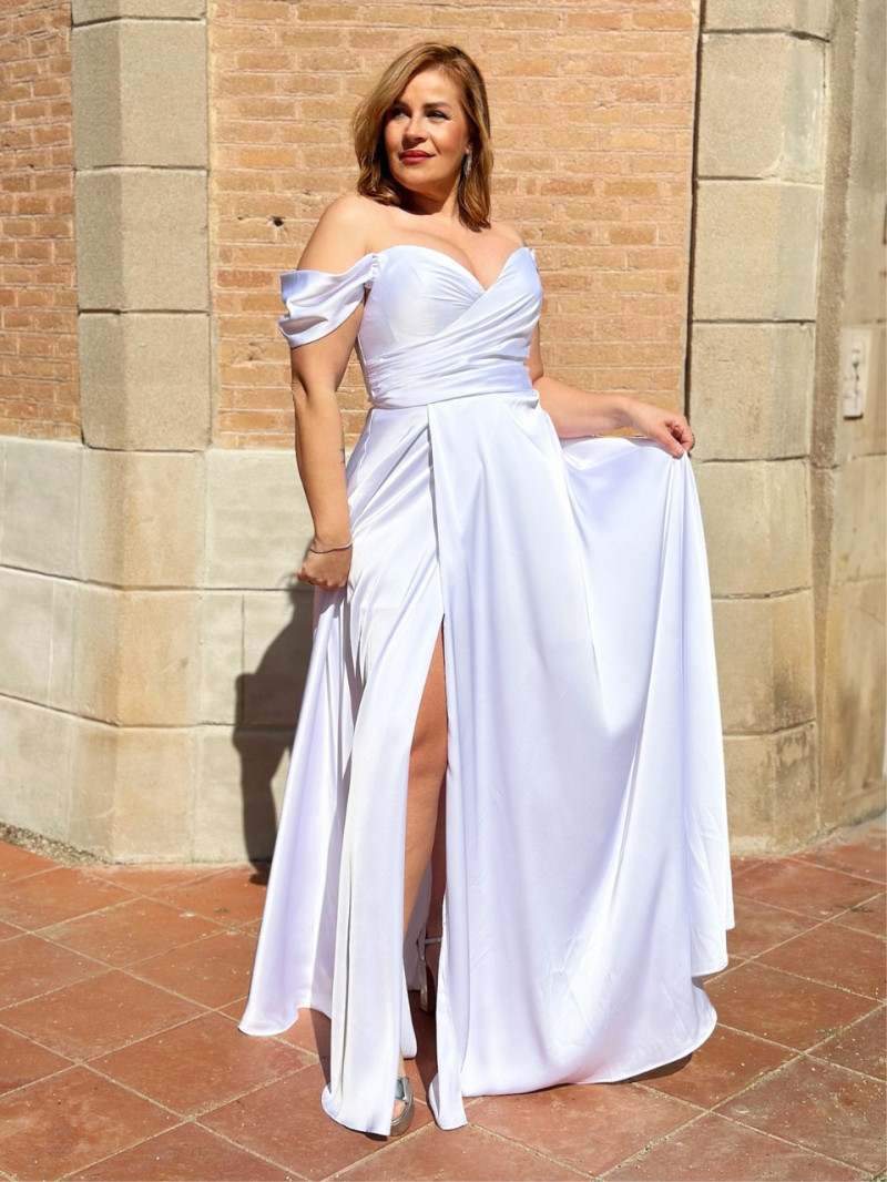 Vestido de novia escote corazón con abertura – Modelo Isabela | Vestidos Araya