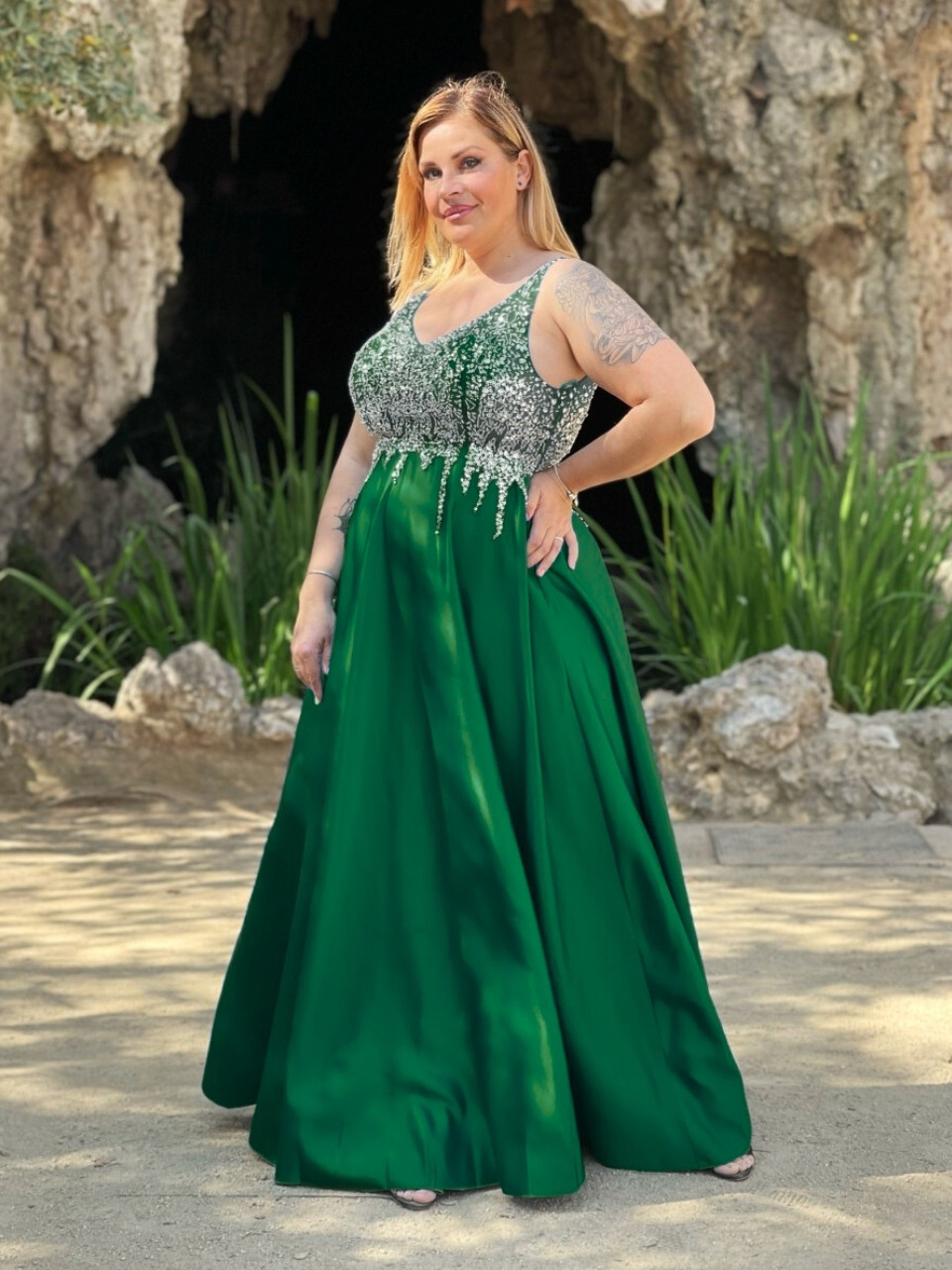 Vestido de invitada talla grande con pedrería – Tallas 44 a 54 | Vestidos Araya Vestido de invitada talla grande con pedrería – Tallas 44 a 54 | Vestidos Araya
