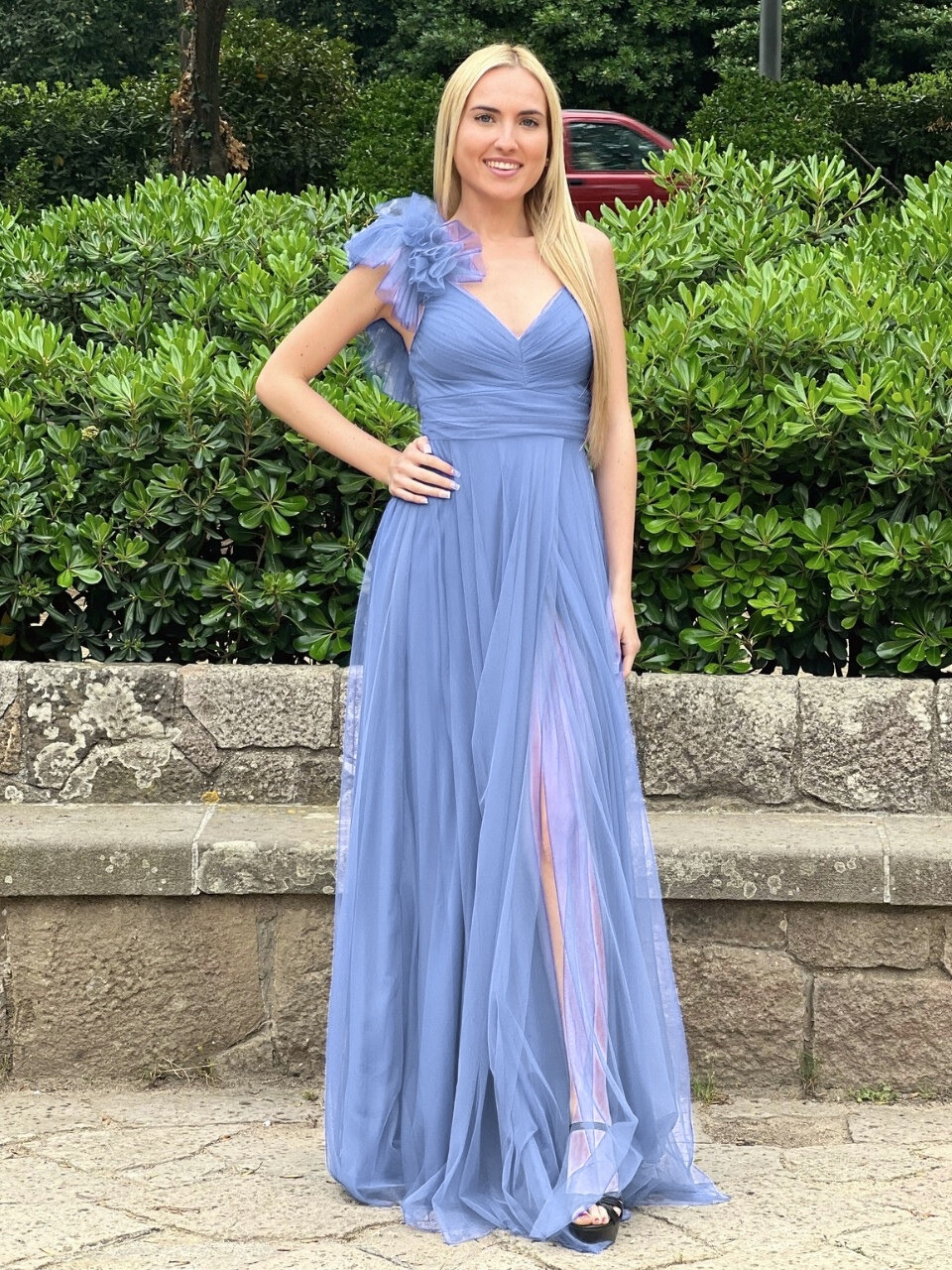 Vestido de invitada con flor en hombro y abertura – Colores verde empolvado y azul cielo | Vestidos Araya