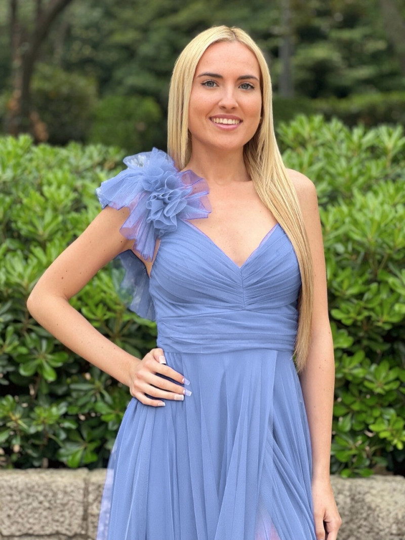 Vestido de invitada con flor en hombro y abertura – Colores verde empolvado y azul cielo | Vestidos Araya