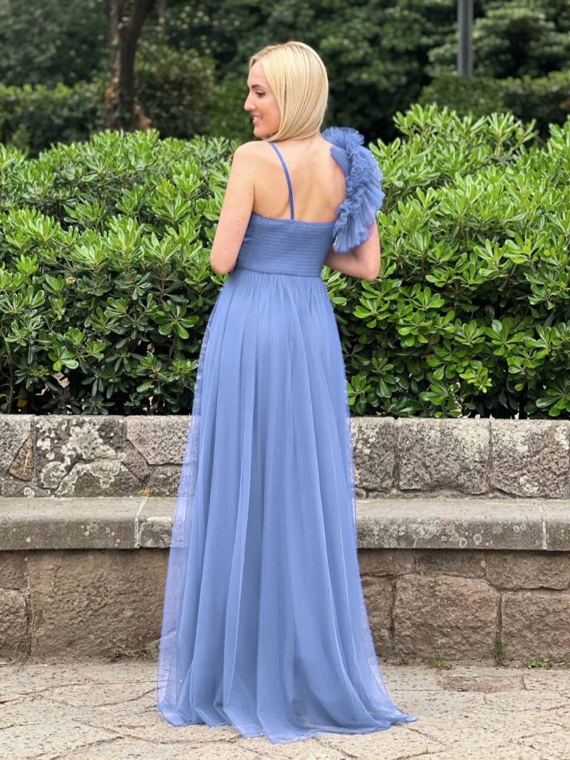 Vestido de invitada con flor en hombro y abertura – Colores verde empolvado y azul cielo | Vestidos Araya