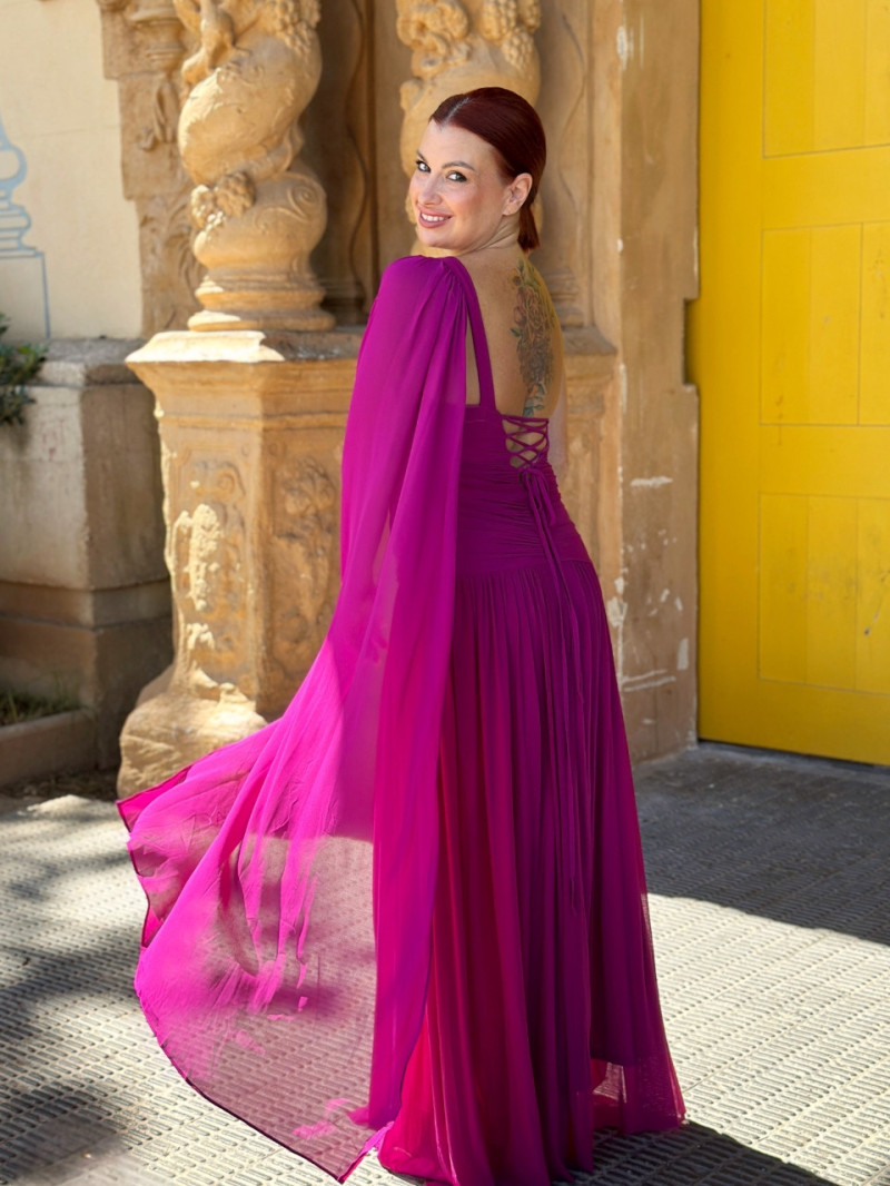 Vestido Aisha detalle abertura lateral color buganvilla