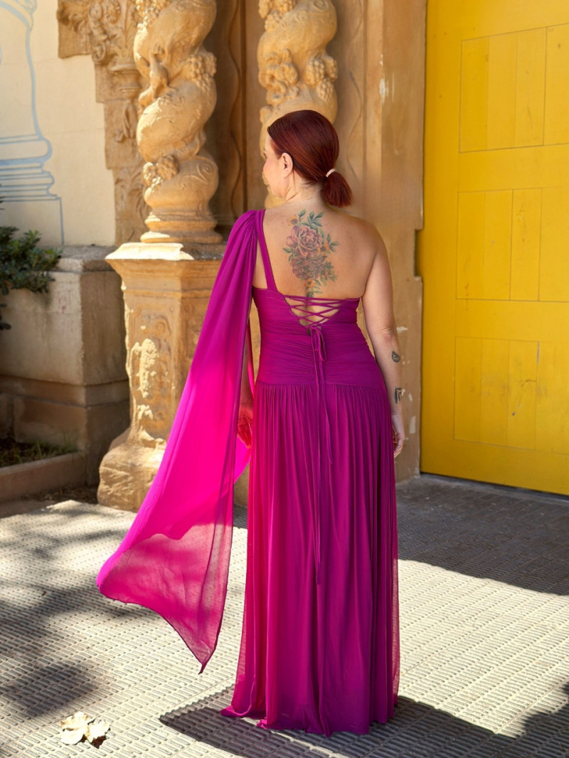 Vestido de invitada largo buganvilla asimétrico con capa – Vestido Aisha | Vestidos Araya