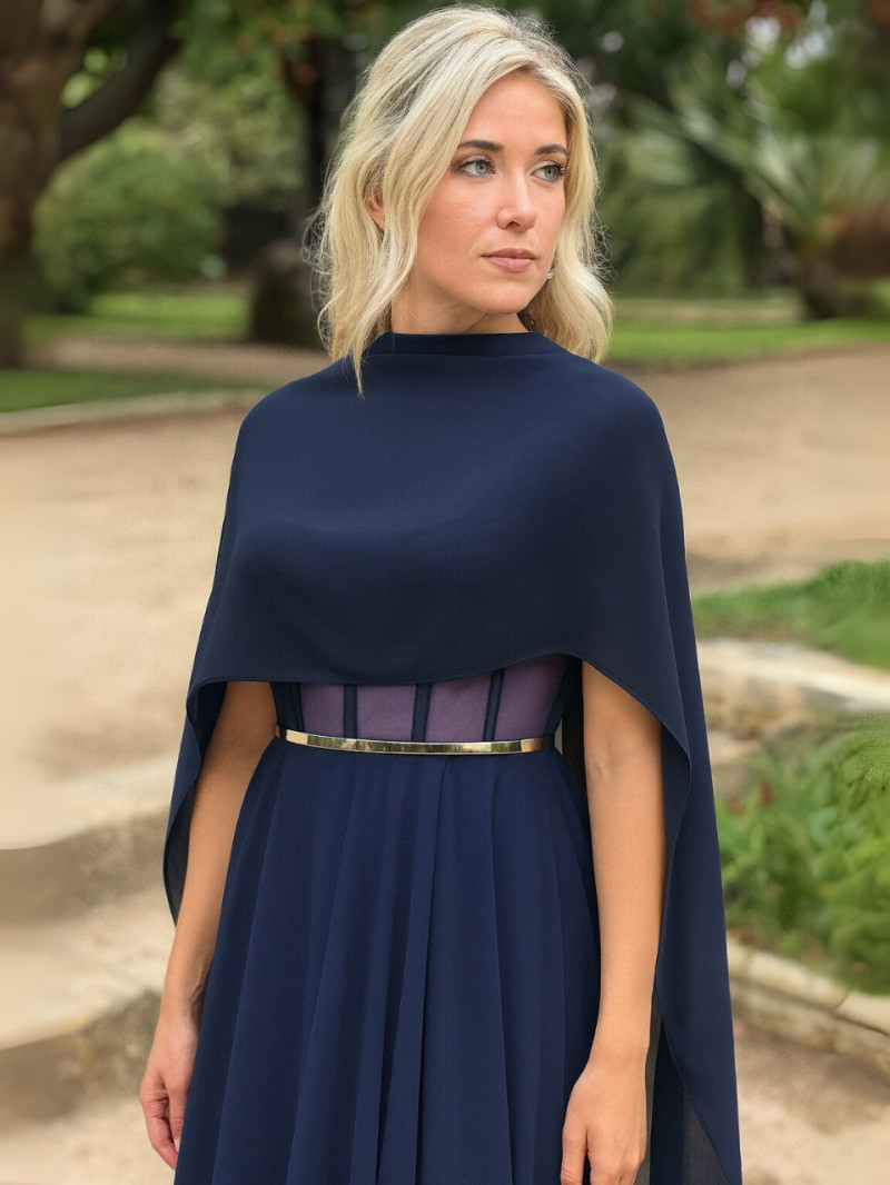 Capa de gasa azul marino sobre vestido de invitada