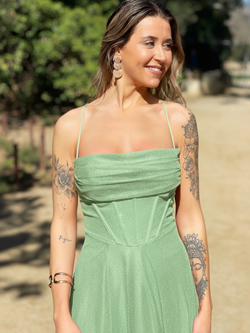Vestido de invitada verde pastel de tul brillante con abertura lateral | Vestidos Araya
