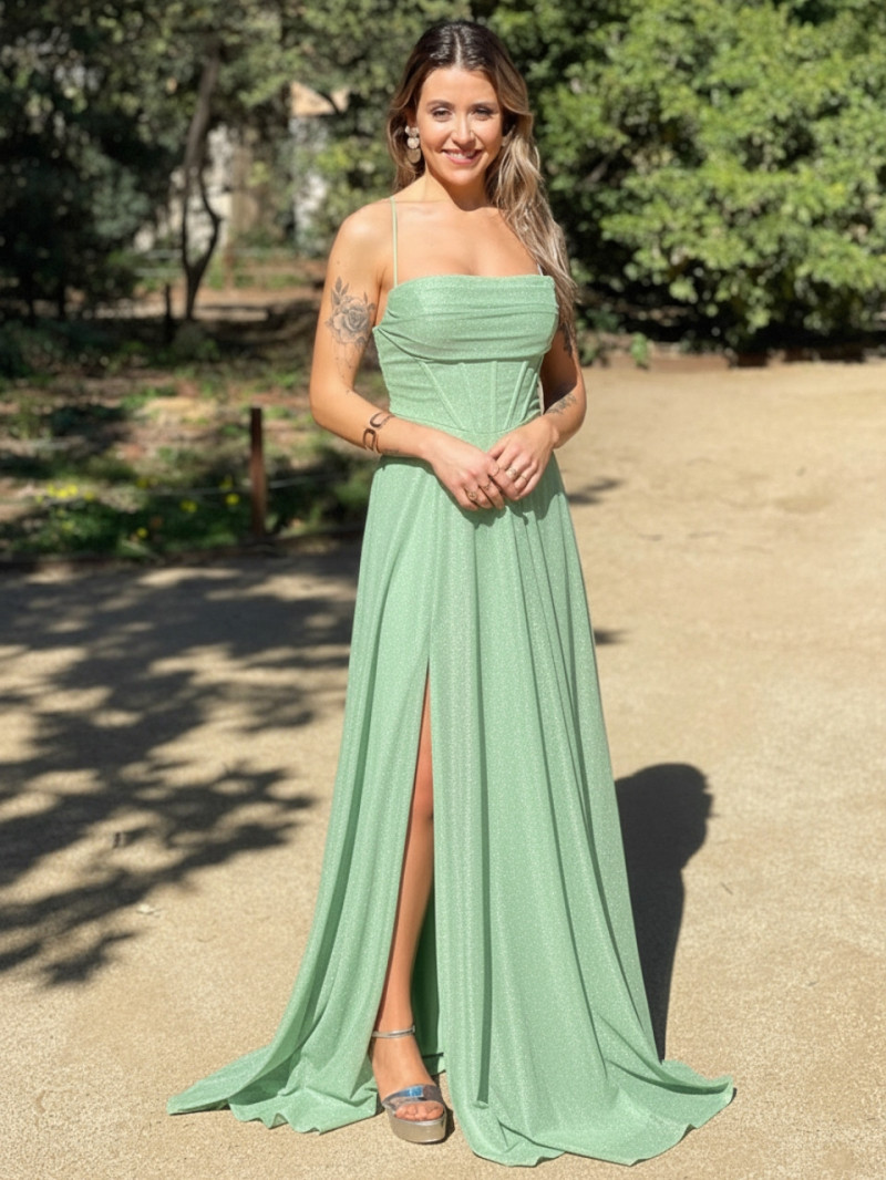 Vestido de invitada verde pastel de tul brillante con abertura lateral | Vestidos Araya