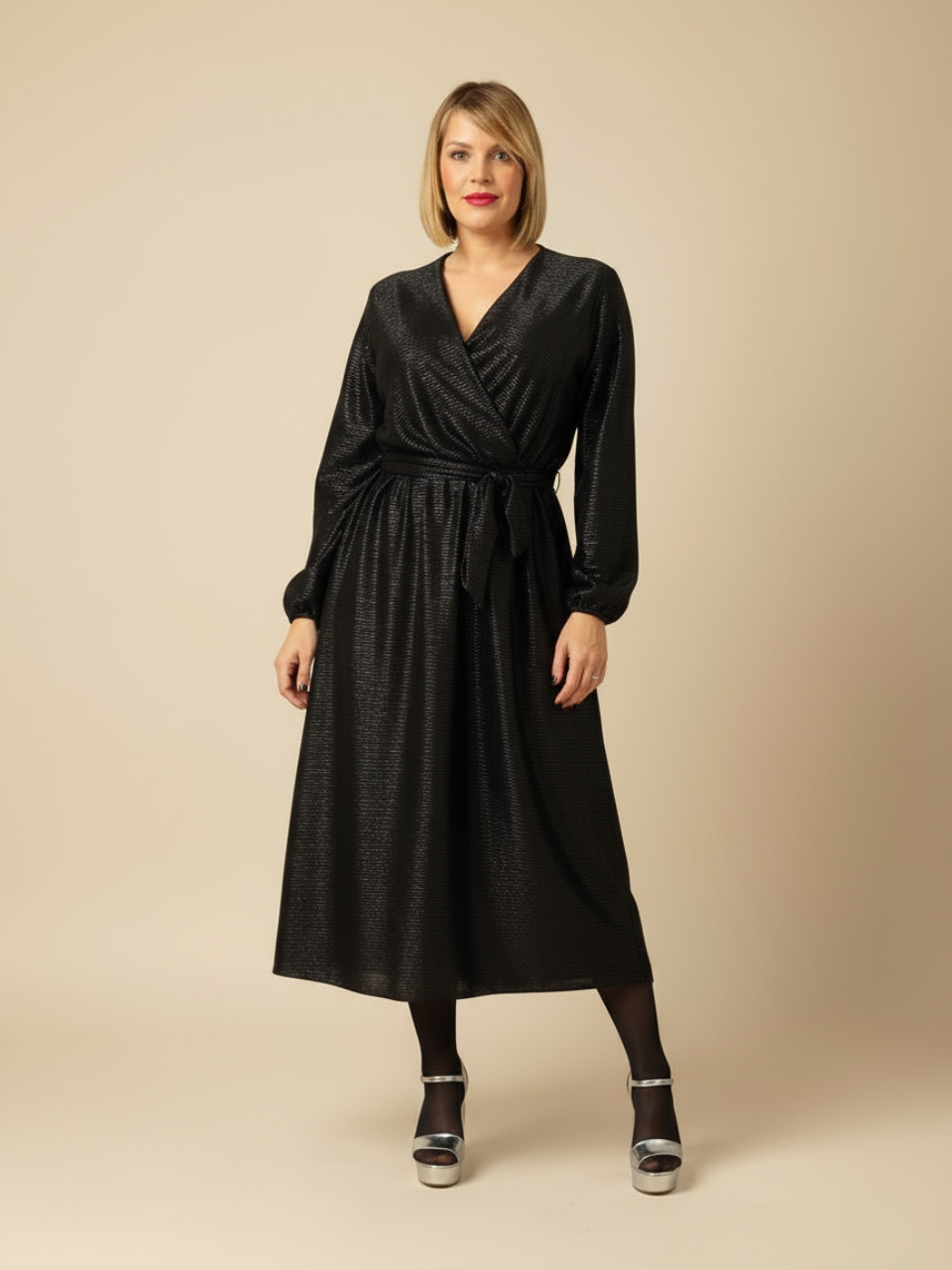 Vestido de fiesta plateado y negro cruzado con brillo | Vestidos de noche talla grande | Vestidos Araya Vestido de fiesta plateado y negro cruzado con brillo | Vestidos de noche talla grande | Vestidos Araya