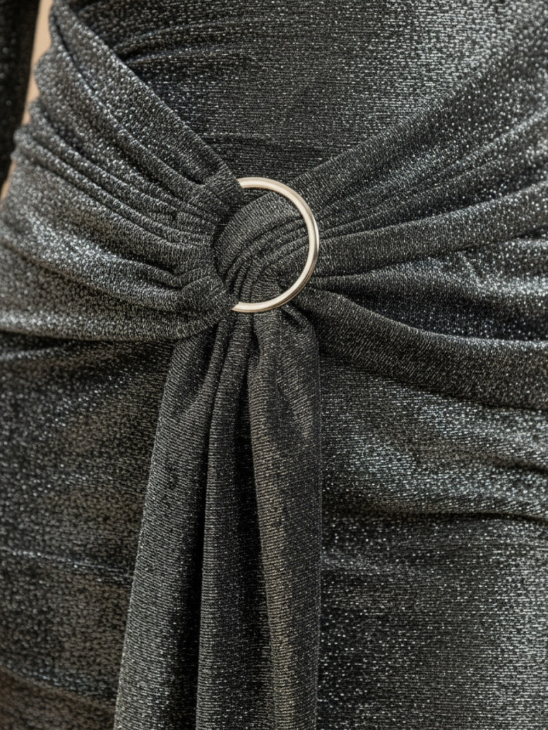 Vestido de noche plateado con brillo y detalle de anilla | Vestidos Araya