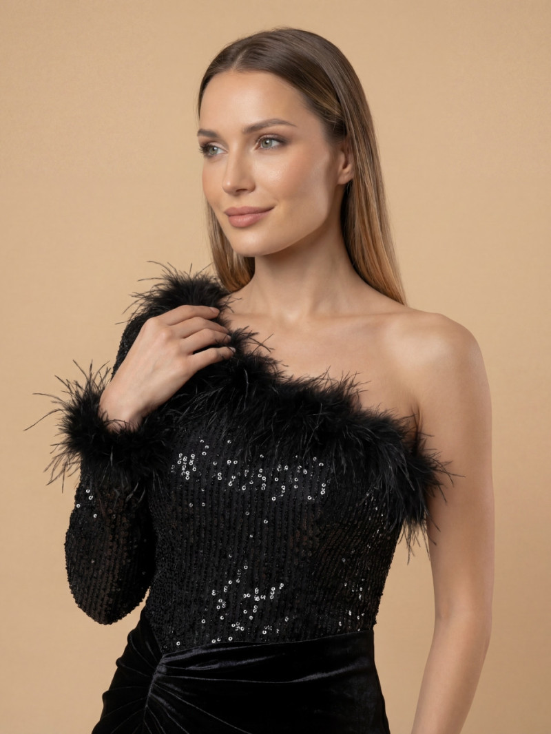 Vestido de fiesta negro asimétrico con lentejuelas y plumas – Elegante para cenas y galas | Vestidos Araya