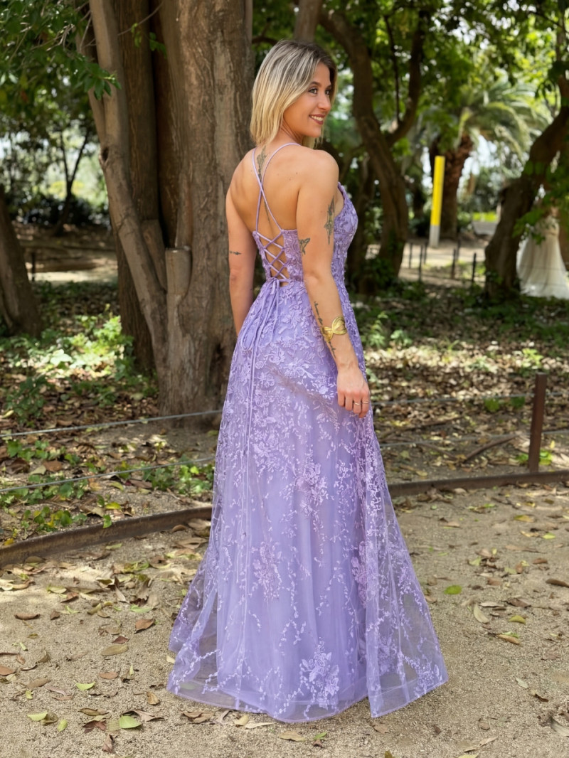 detalle encaje vestido largo lila