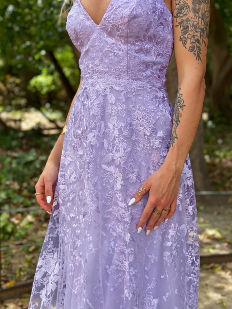 Vestido de invitada lila de encaje Estela | Vestidos Araya