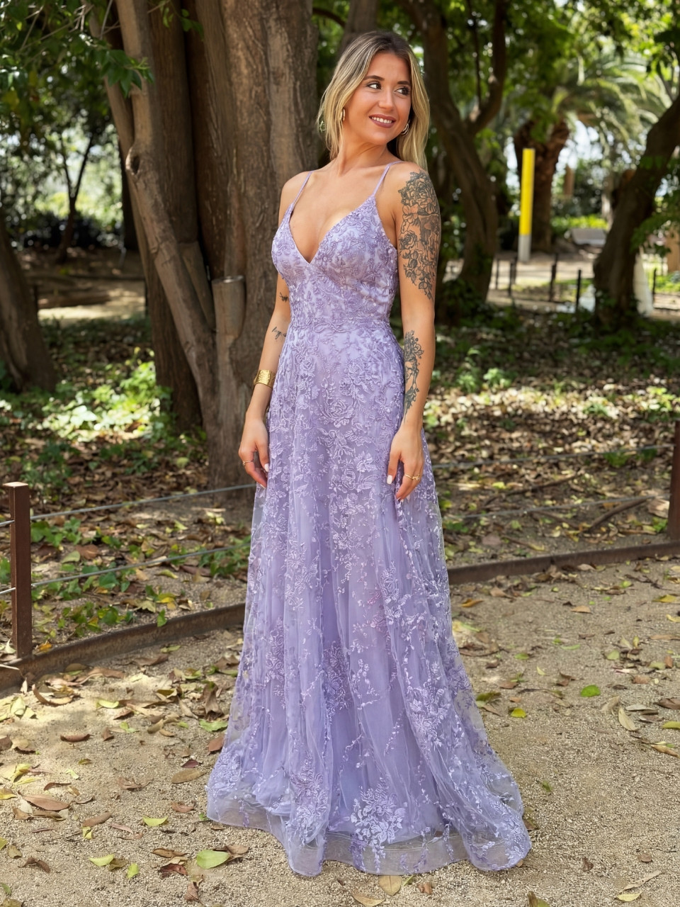 vestido de invitada lila encaje escote pico