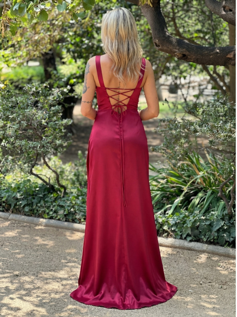 Vestido de invitada burdeos con corset y abertura – Rebajas | Vestidos Araya
