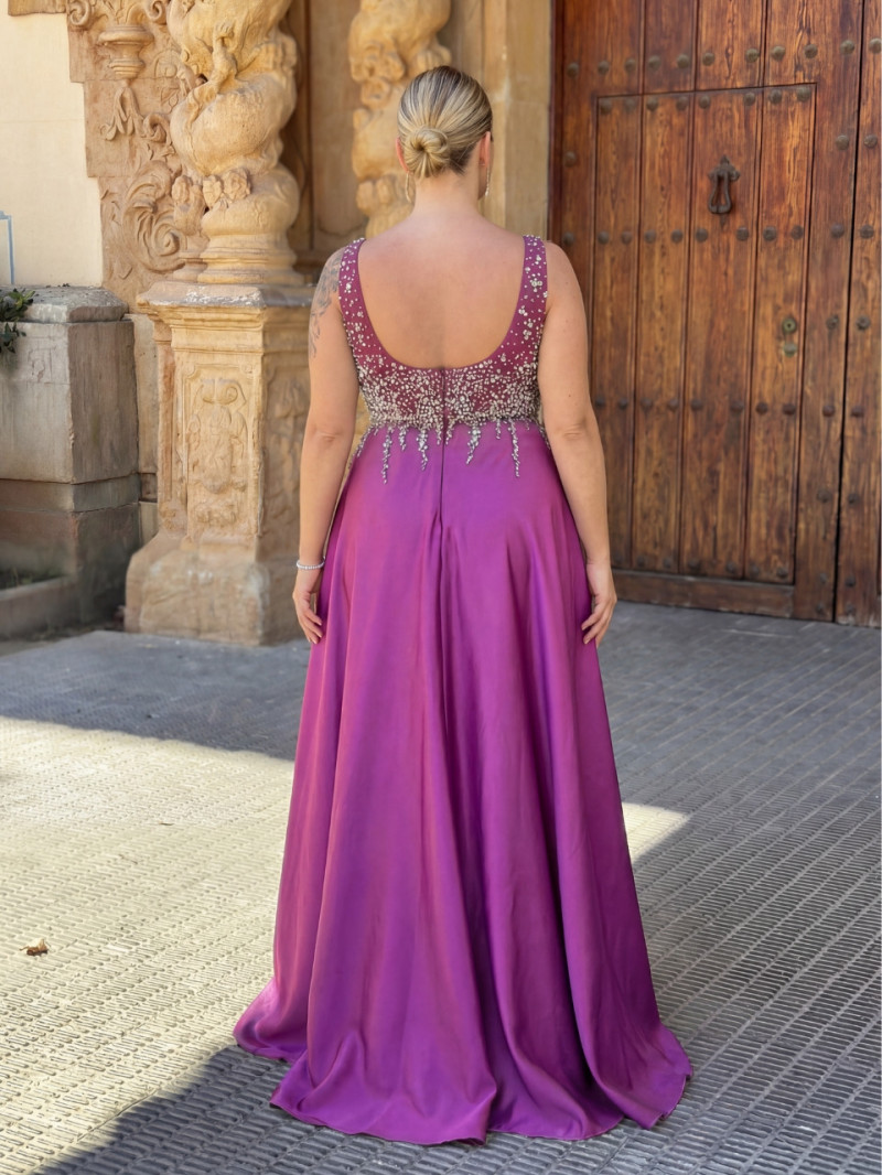 Vestido de invitada talla grande con pedrería – Tallas 44 a 54 | Vestidos Araya