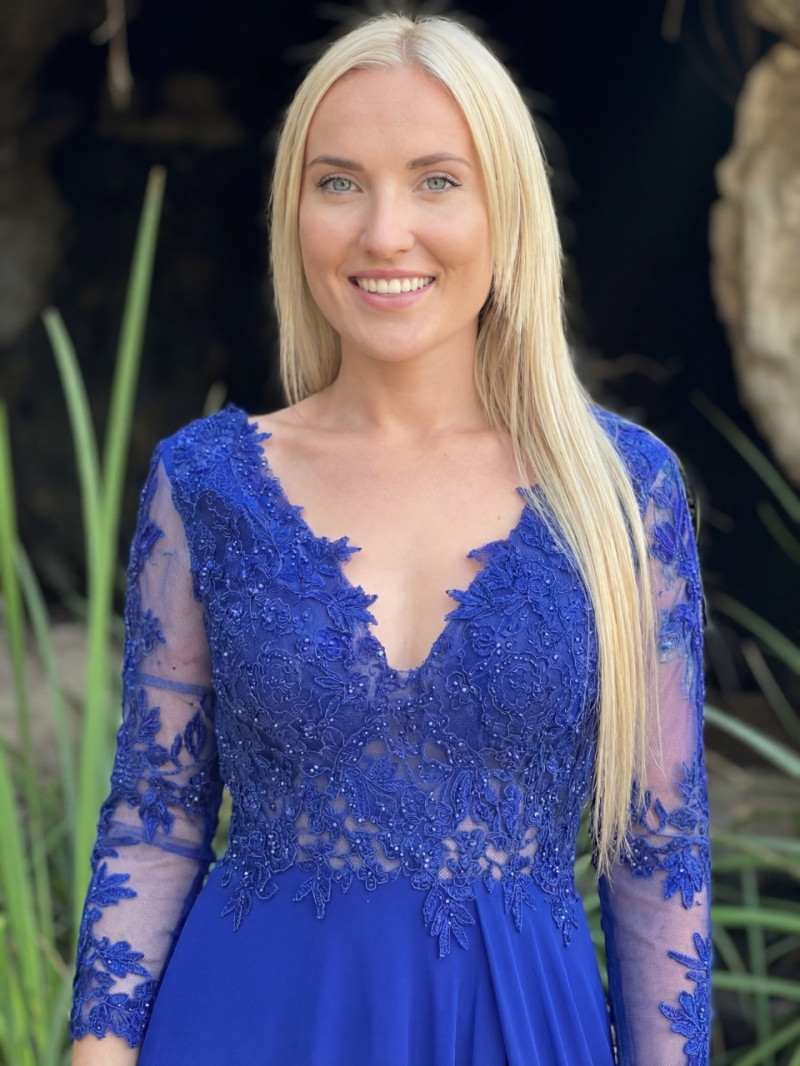 Vestido de invitada manga larga  con encaje y abertura lateral | Vestidos Araya