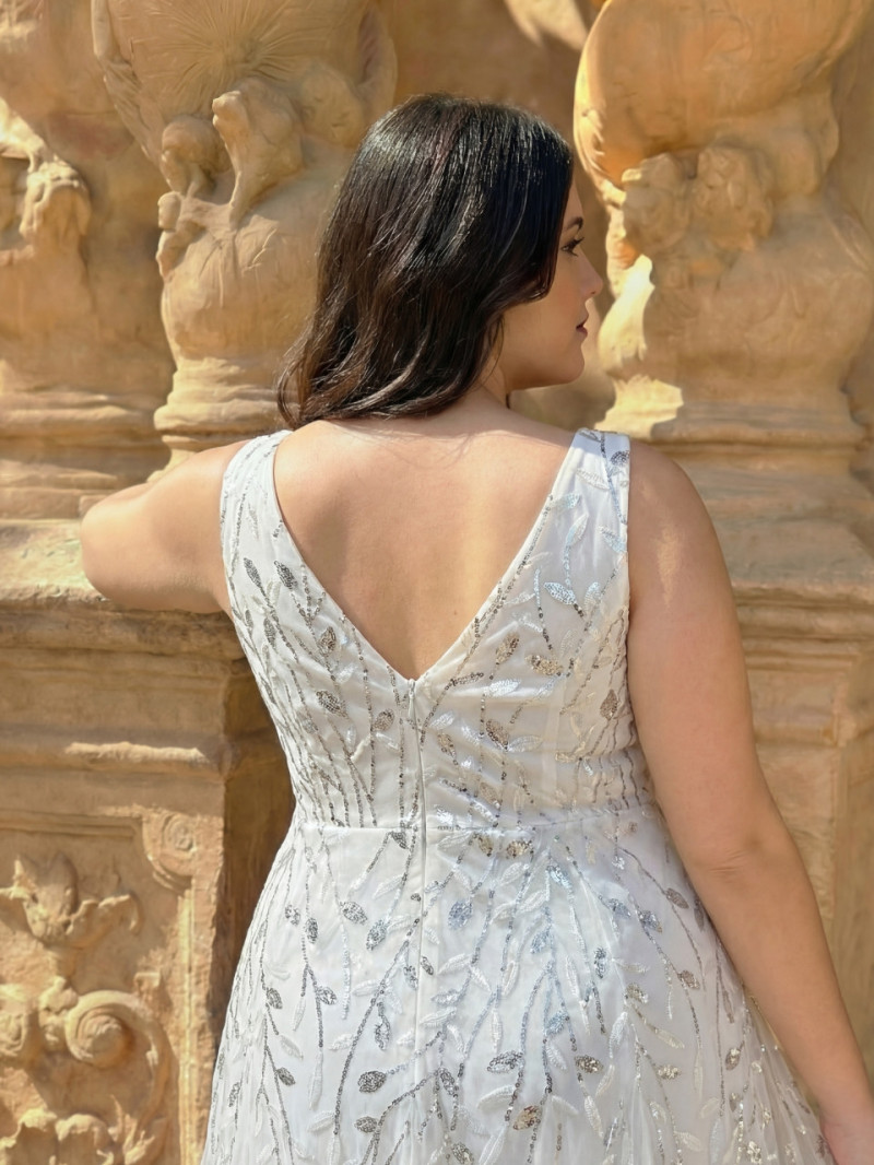 Detalle bordado plateado vestido novia plus size