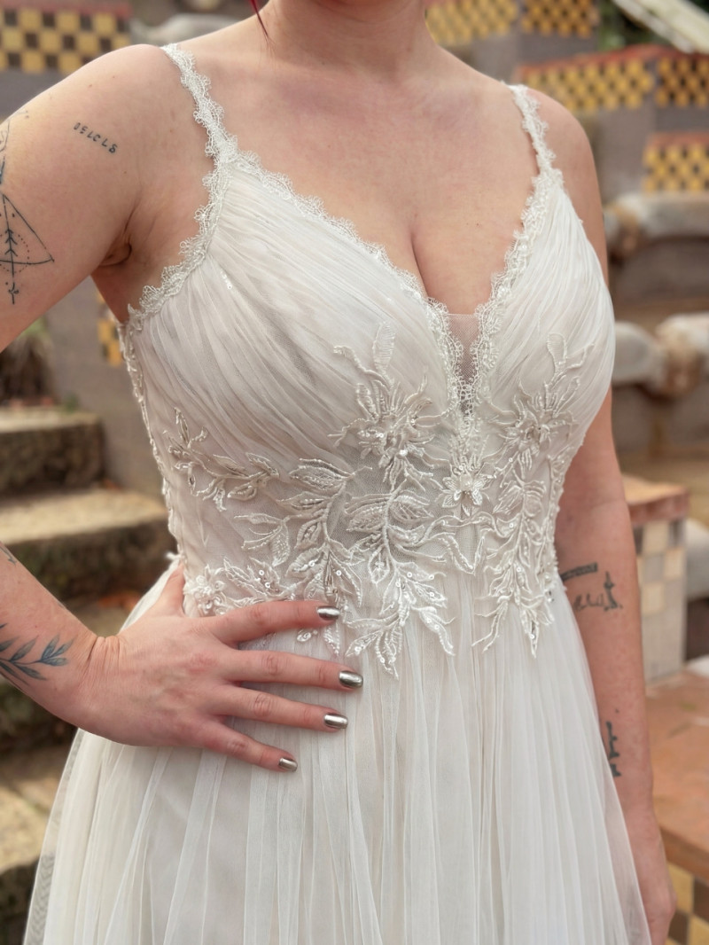 Detalle encaje floral vestido novia marfil