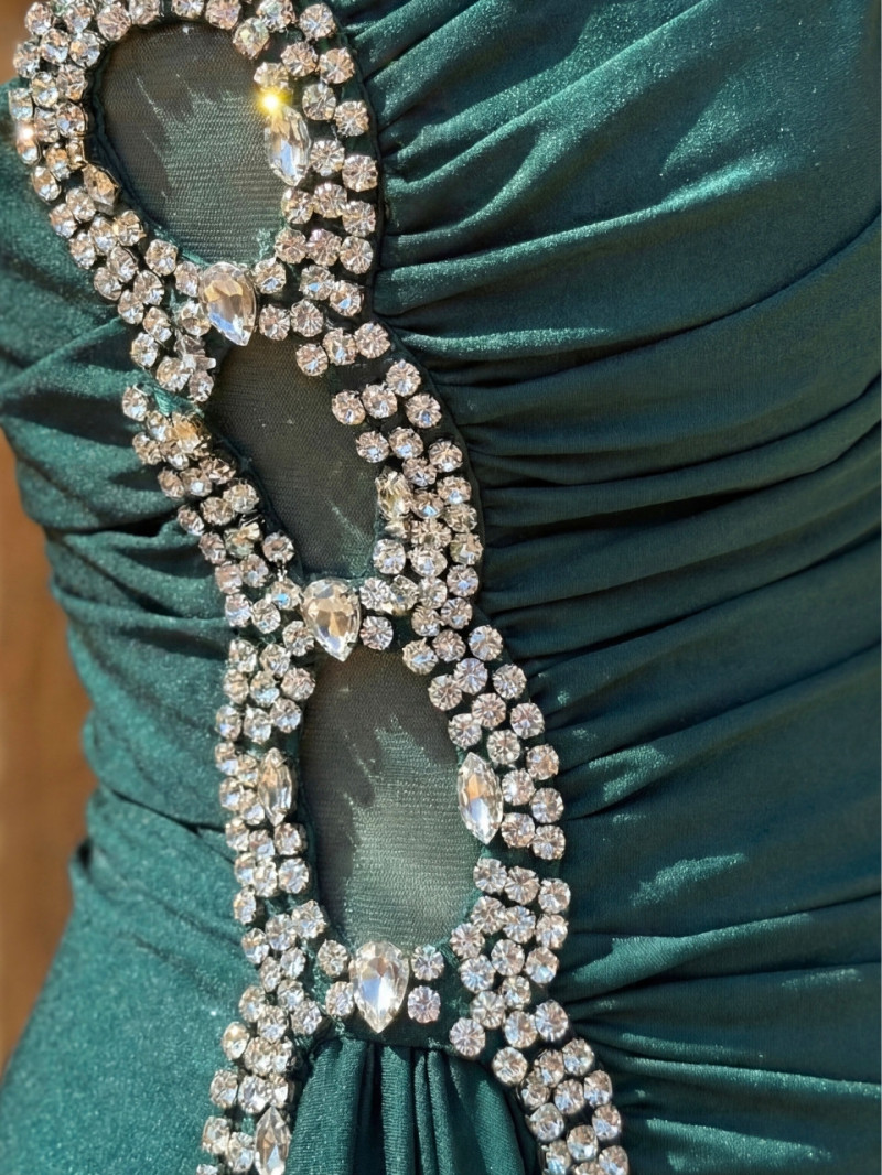 Vestido de invitada talla grande granate asimétrico con pedrería | Vestidos Araya