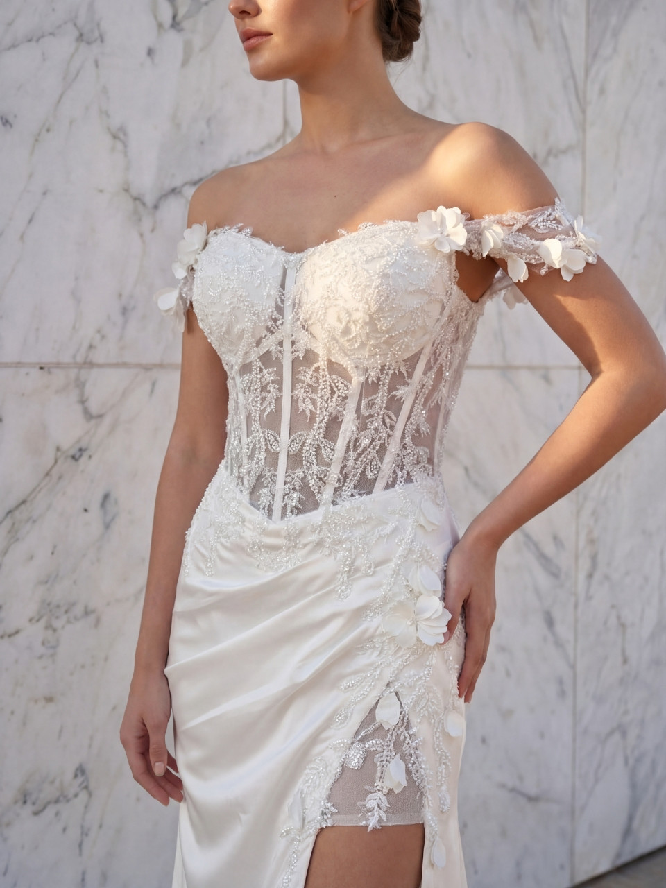 Vestido de novia con corsé transparente y abertura lateral elegante | Vestidos Araya