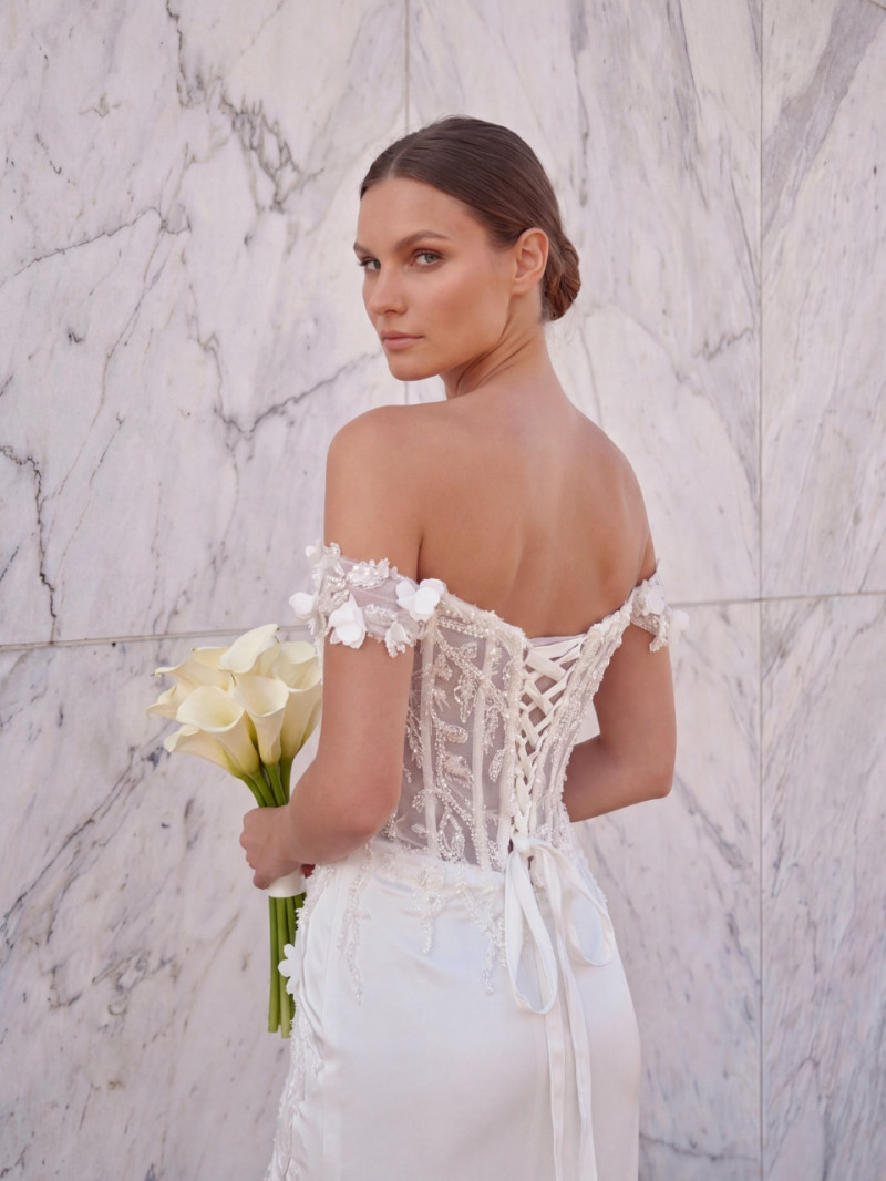 Vestido de novia con corsé transparente y abertura lateral elegante | Vestidos Araya