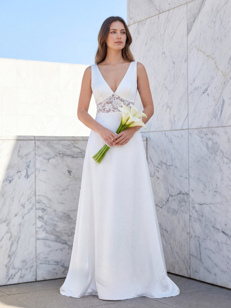 Vestido de novia con escote en pico y espalda abierta elegante | Vestidos Araya