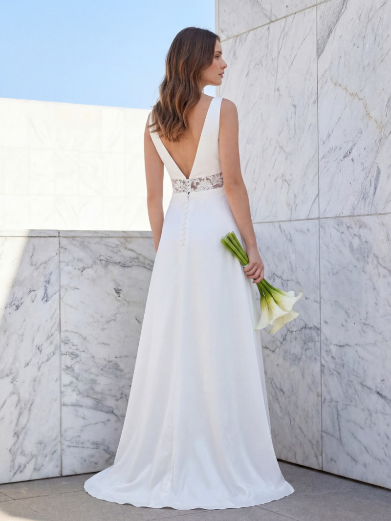 Vestido de novia con escote en pico y espalda abierta elegante | Vestidos Araya