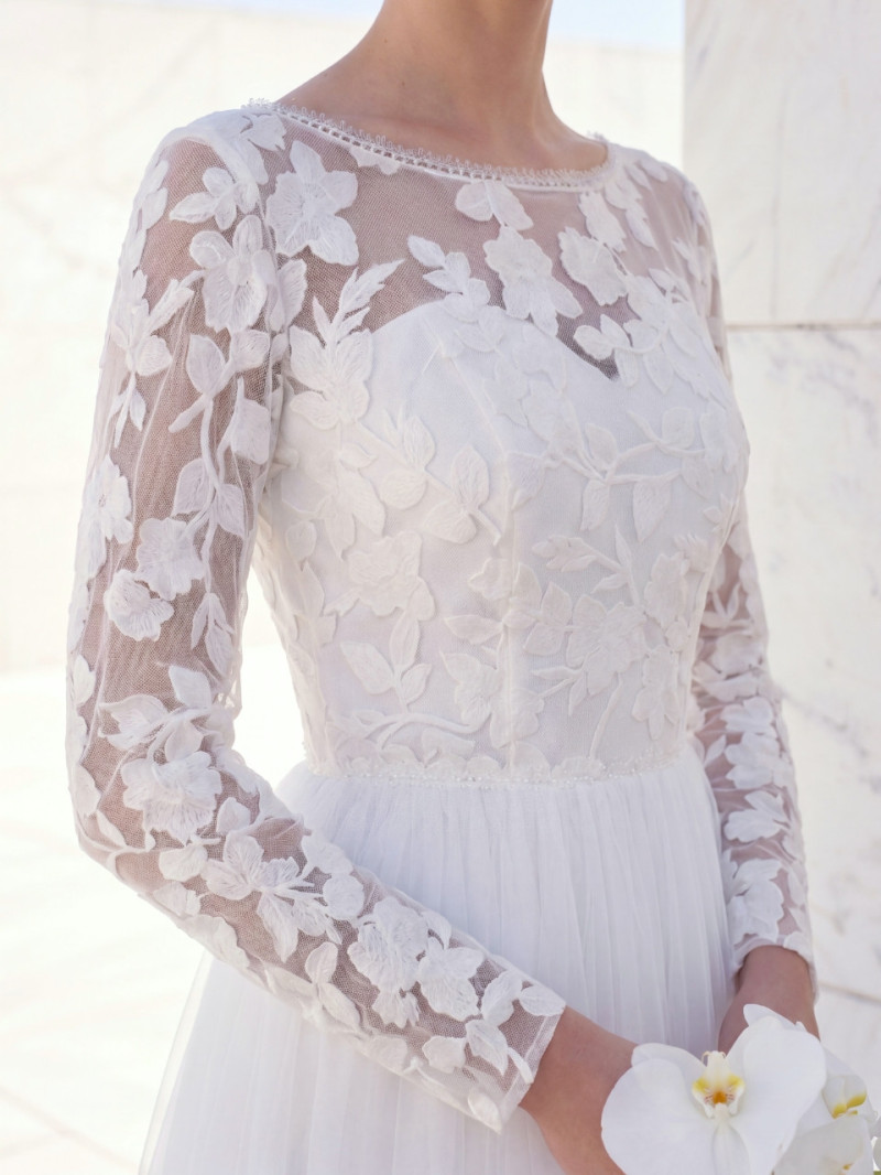 Vestido de novia con mangas de encaje y espalda abierta romántico | Vestidos Araya
