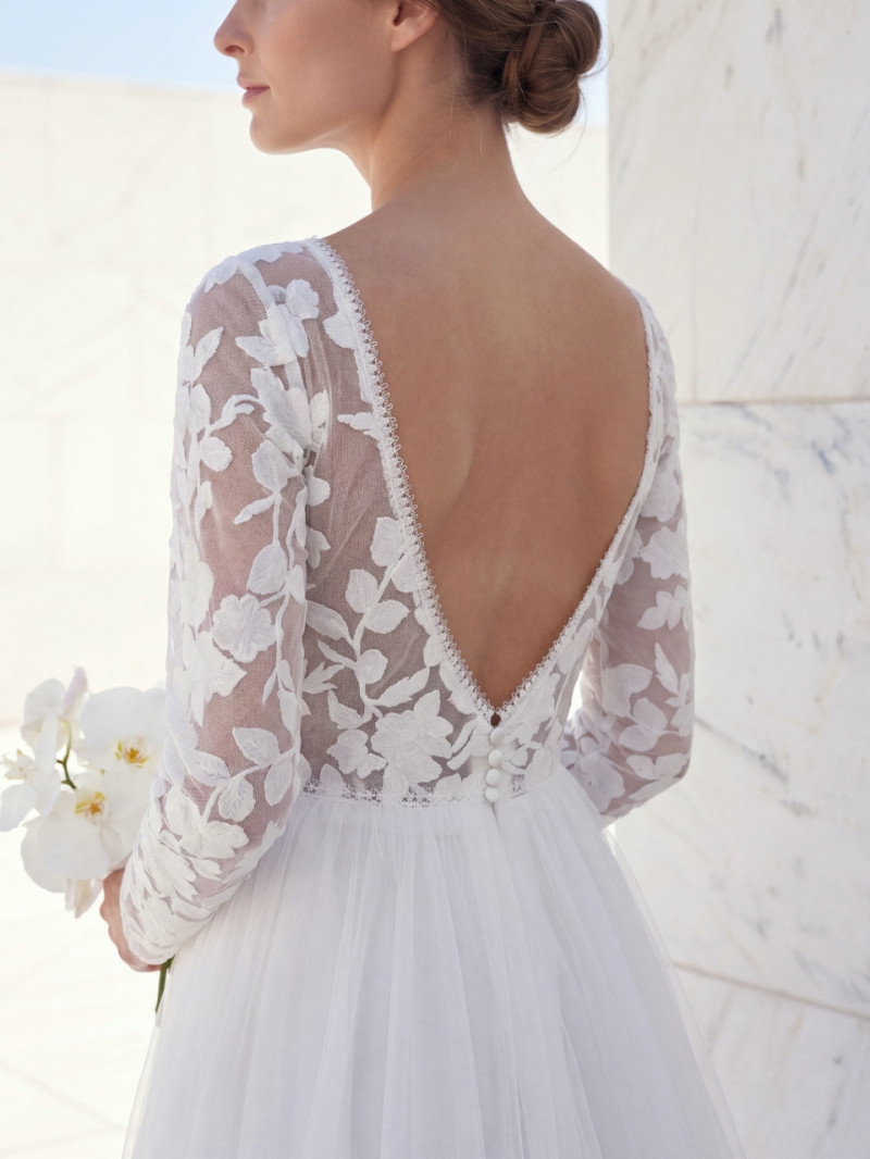 Vestido de novia con mangas de encaje y espalda abierta romántico | Vestidos Araya
