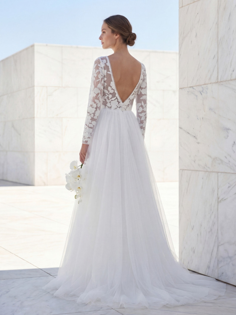 Vestido de novia con mangas de encaje y espalda abierta romántico | Vestidos Araya