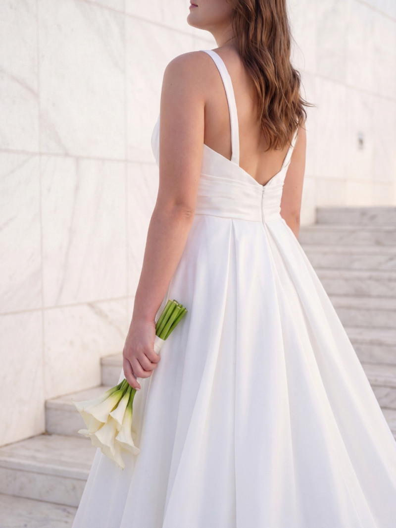 Vestido de novia premium fluido con cola larga y escote en V | Vestidos Araya