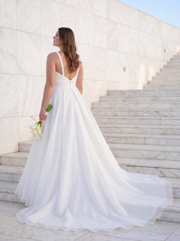 Vestido de novia premium fluido con cola larga y escote en V | Vestidos Araya