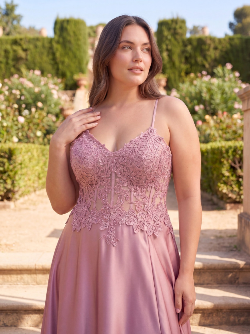 Vestido invitada talla grande satén y encaje rosa con abertura | Vestidos Araya