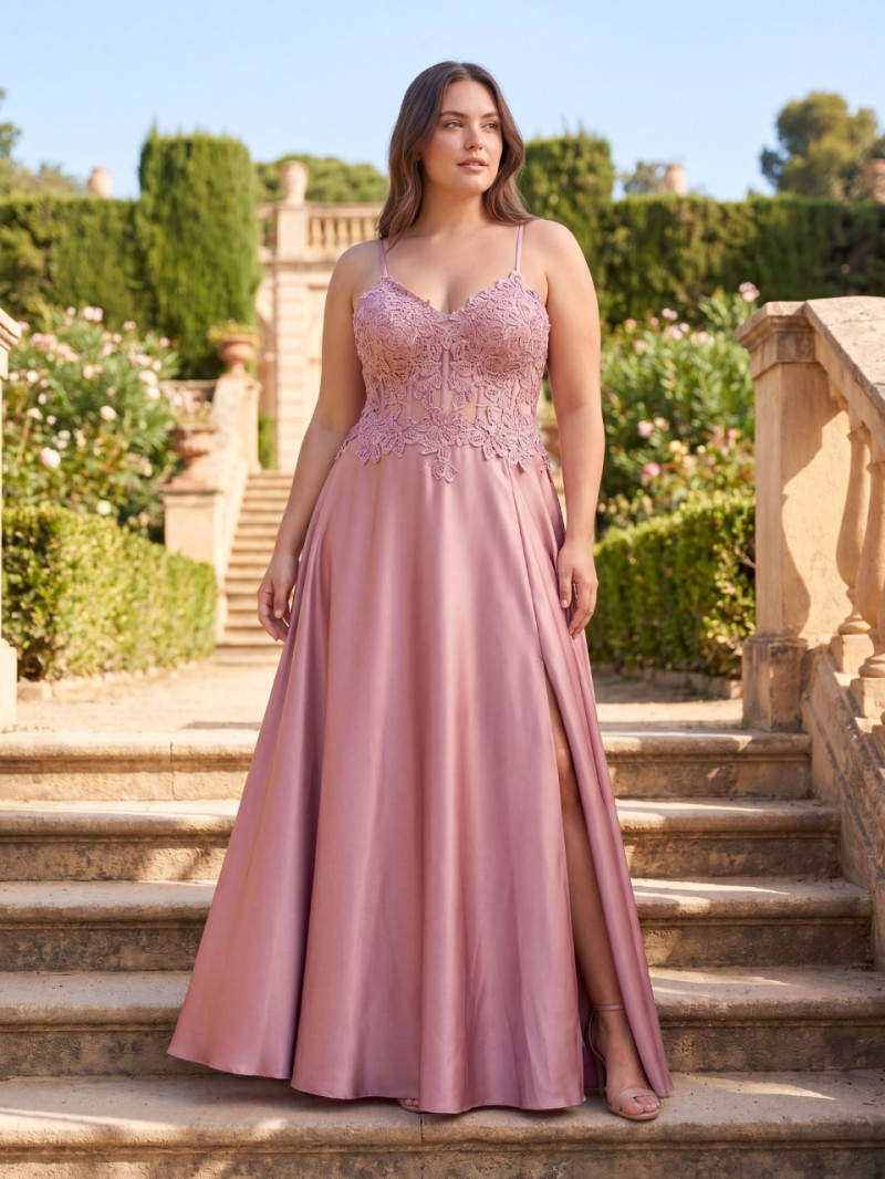 Vestido invitada talla grande satén y encaje rosa con abertura | Vestidos Araya