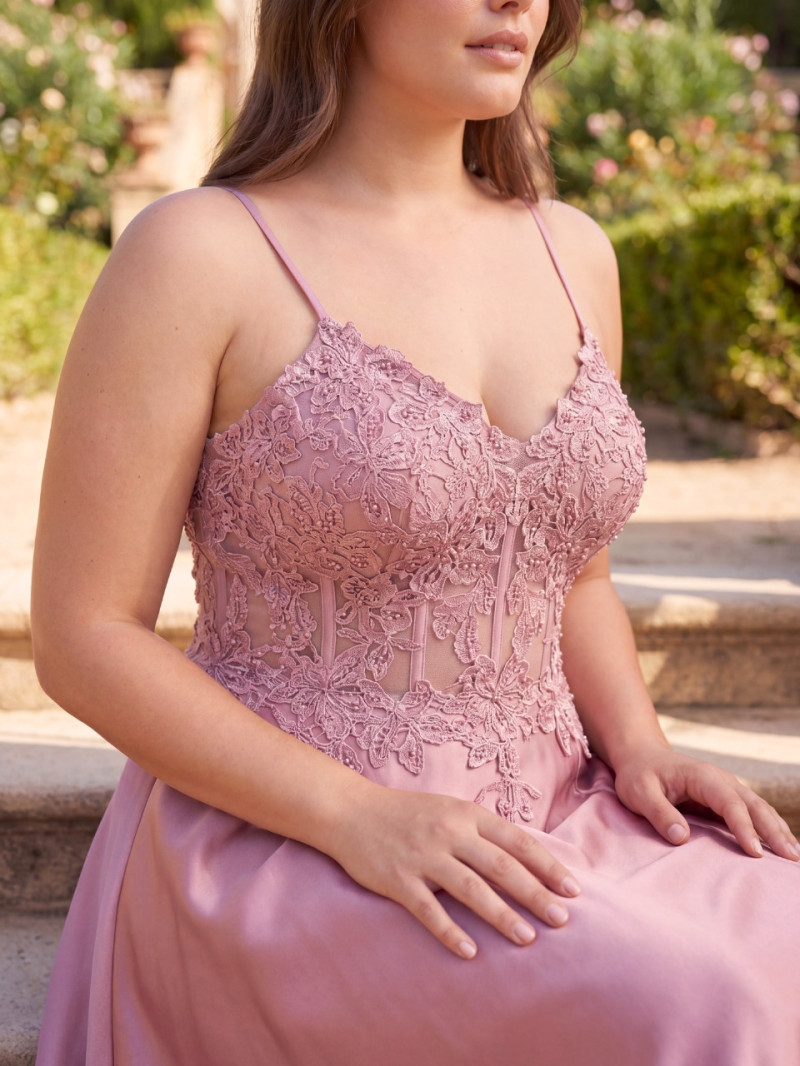 Vestido invitada talla grande satén y encaje rosa con abertura | Vestidos Araya