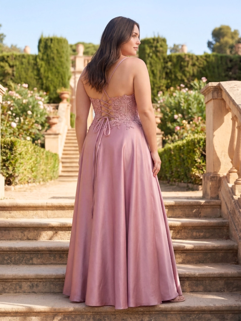 Vestido invitada talla grande satén y encaje rosa con abertura | Vestidos Araya