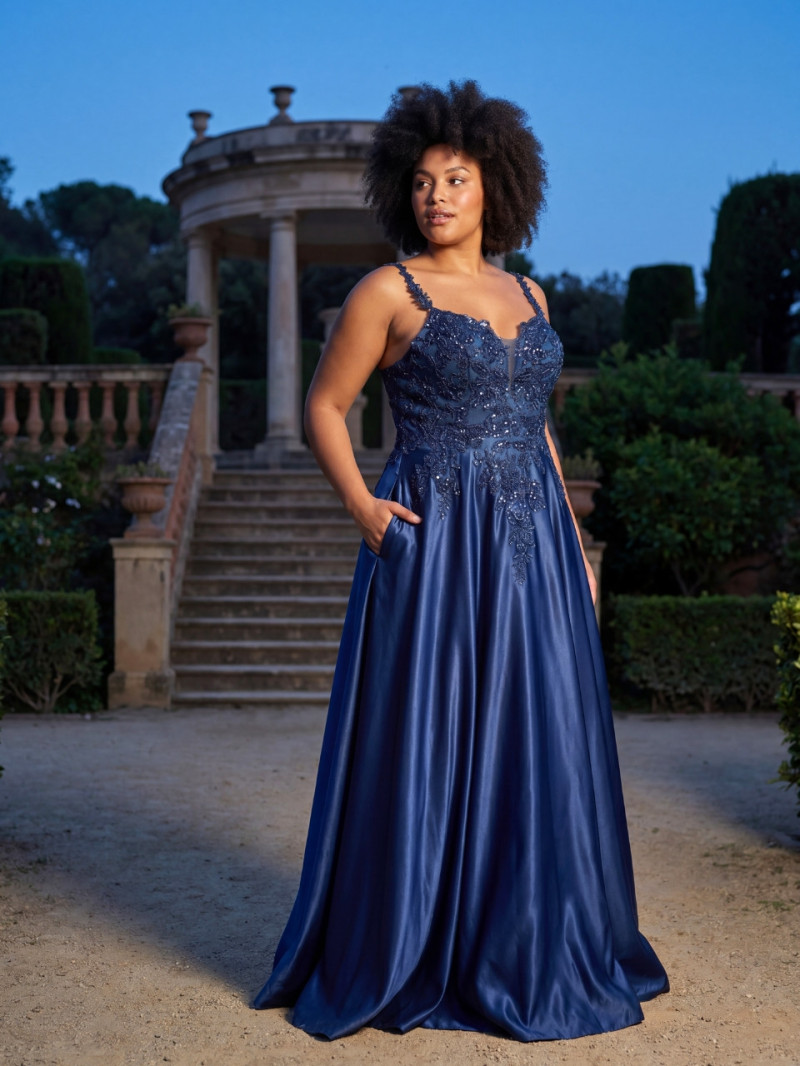 vestido de invitada talla grande azul marino largo elegante