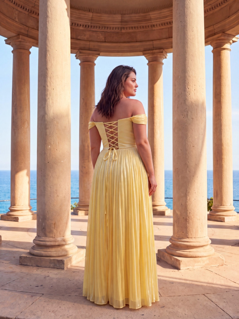 Vestido de invitada talla grande amarillo plisado | Vestidos Araya