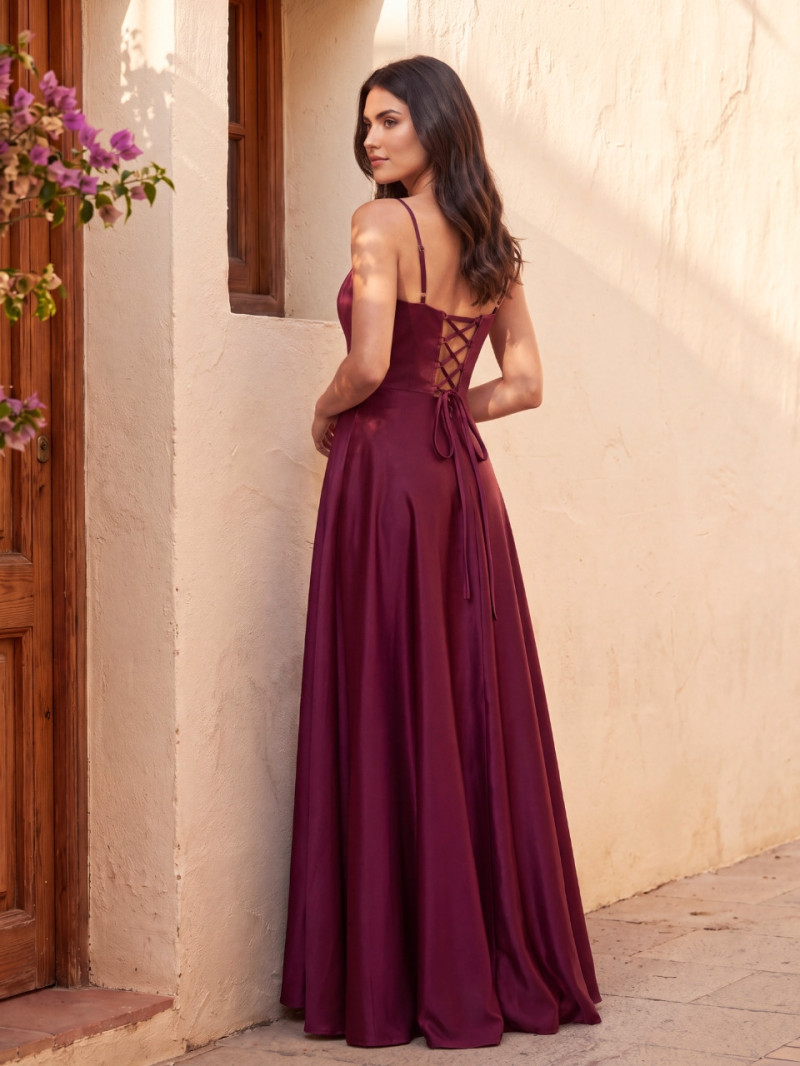 Vestido largo de invitada Naomi granate vista trasera