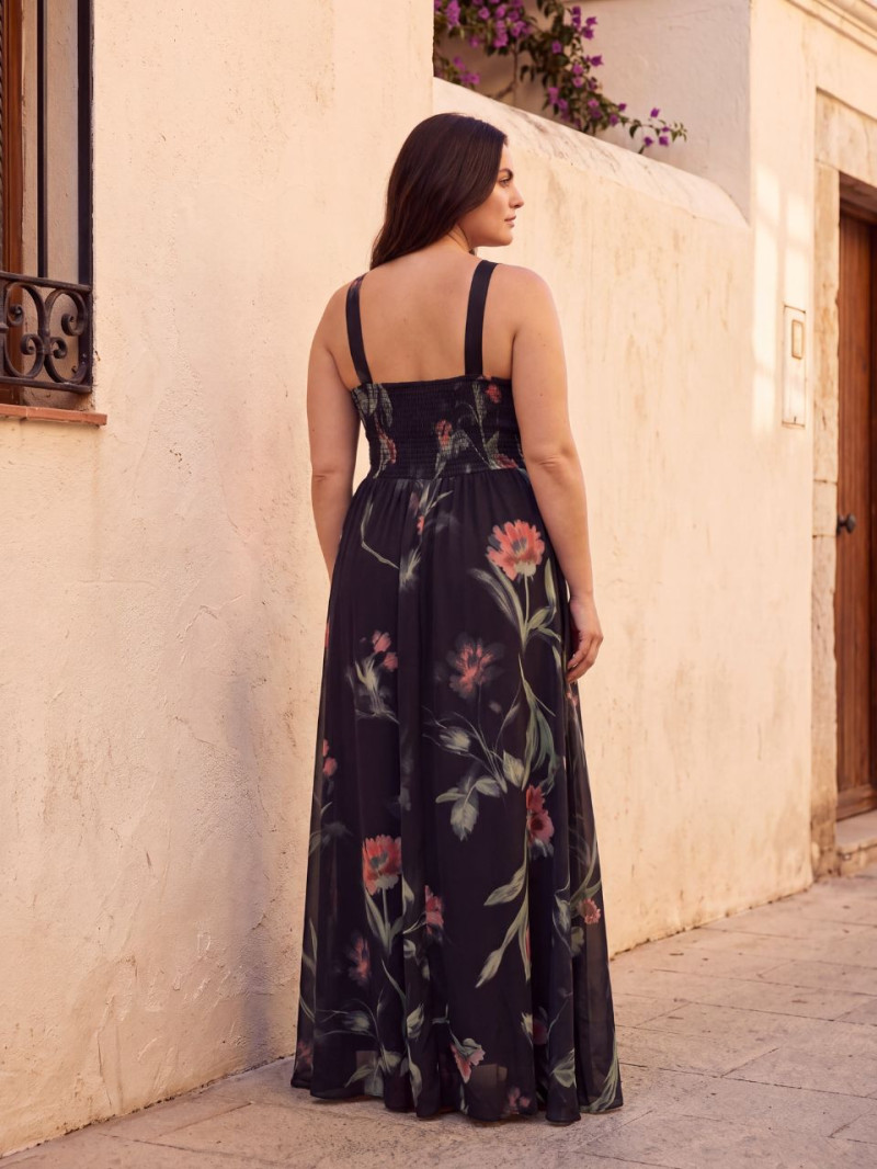 Vista trasera del vestido largo floral talla grande Charlotte