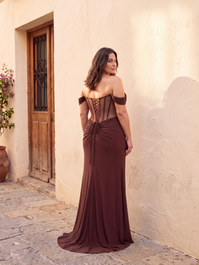 Vestido largo de invitada talla grande Martha chocolate visto de espaldas