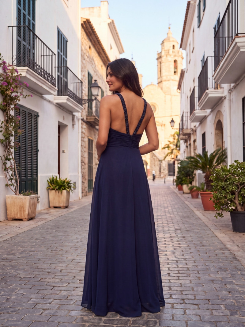 Vista trasera de vestido largo azul marino de invitada con espalda descubierta