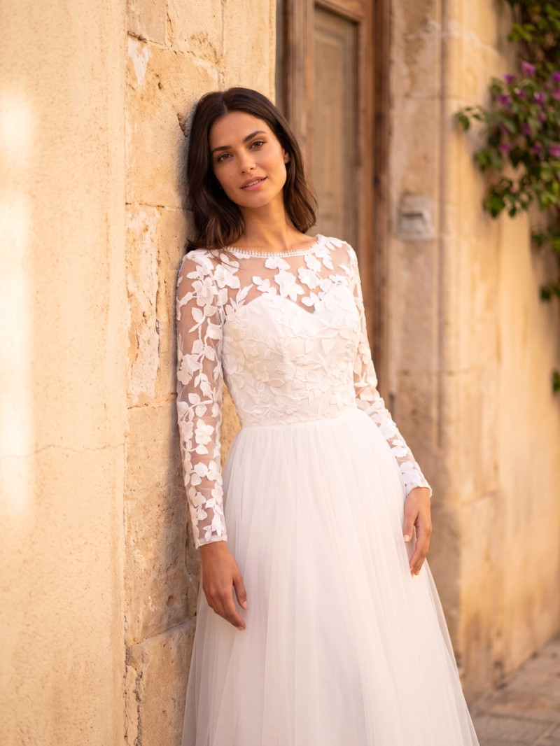 Vestido de novia con mangas de encaje y espalda abierta romántico | Vestidos Araya