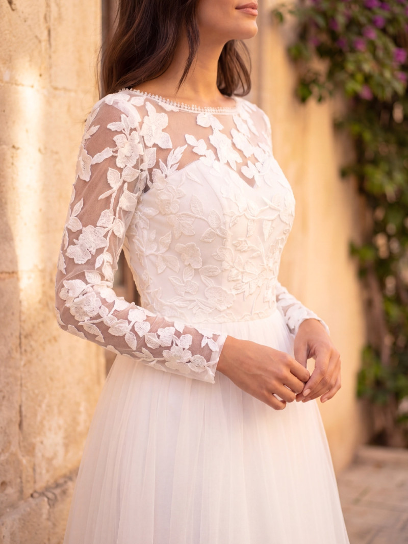 Vestido de novia con mangas de encaje y espalda abierta romántico | Vestidos Araya