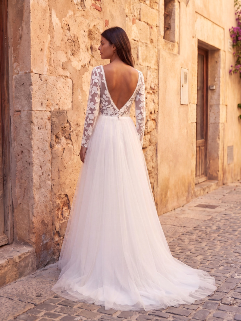 Vestido de novia con espalda abierta en V, mangas largas de encaje y falda de tul con cola