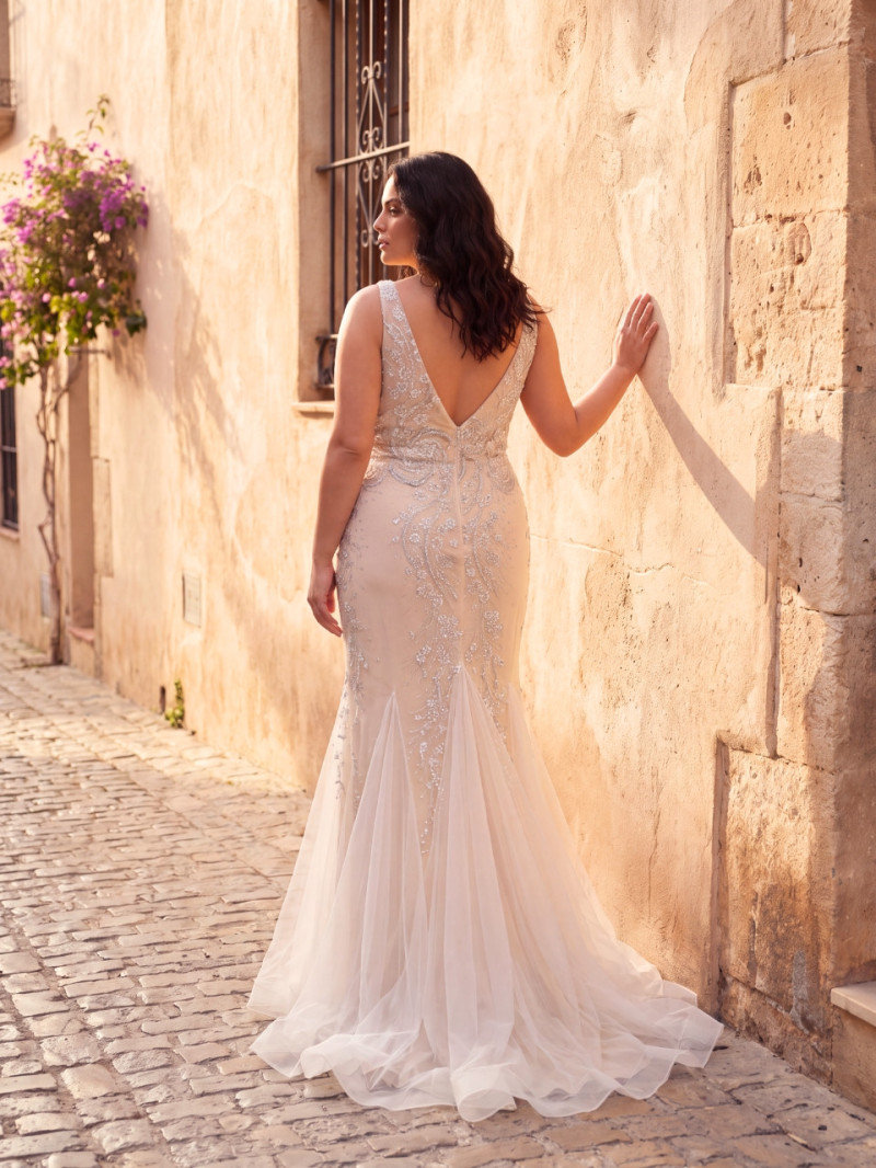 Vestido de novia sirena Águeda XL visto por detrás, con espalda descubierta y falda de tul con cola.